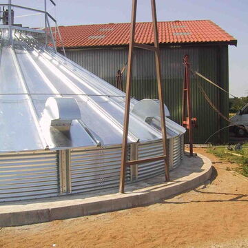 ist der Kopf des Silos fertig, werden Silowinden aufgestellt u. das Silo wird ringweise gehoben