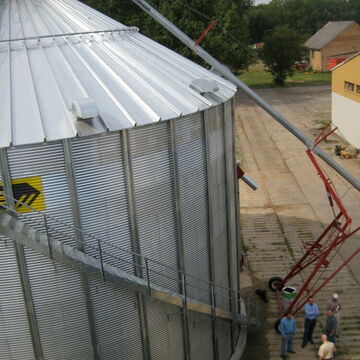 1000t Lagersilo mit Seitentreppe; Beschickung mit 22m lg. Fahrwerkschnecke